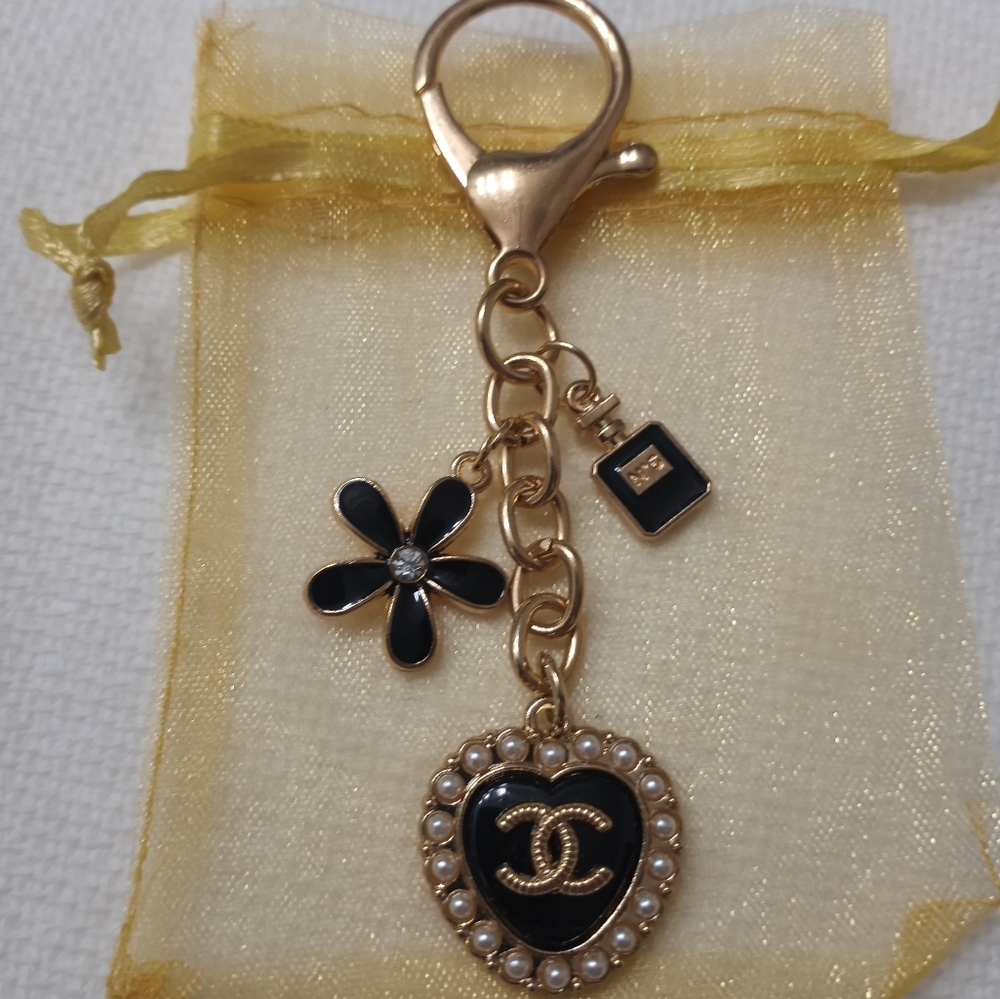 Luxury charm black pearl heart button on an unbranded keych…